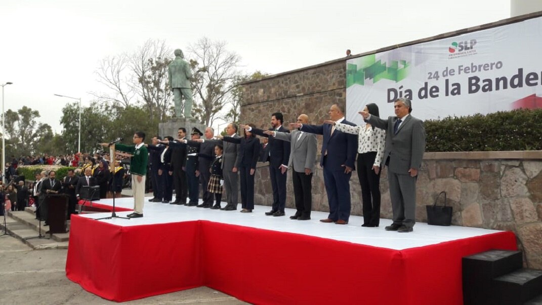 Emotiva ceremonia de juramento a la bandera realizan estudiantes de tercer año