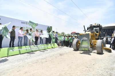 Festeja Ricardo Gallardo a niños de Matehuala e inicia pavimentación de avenida principal 