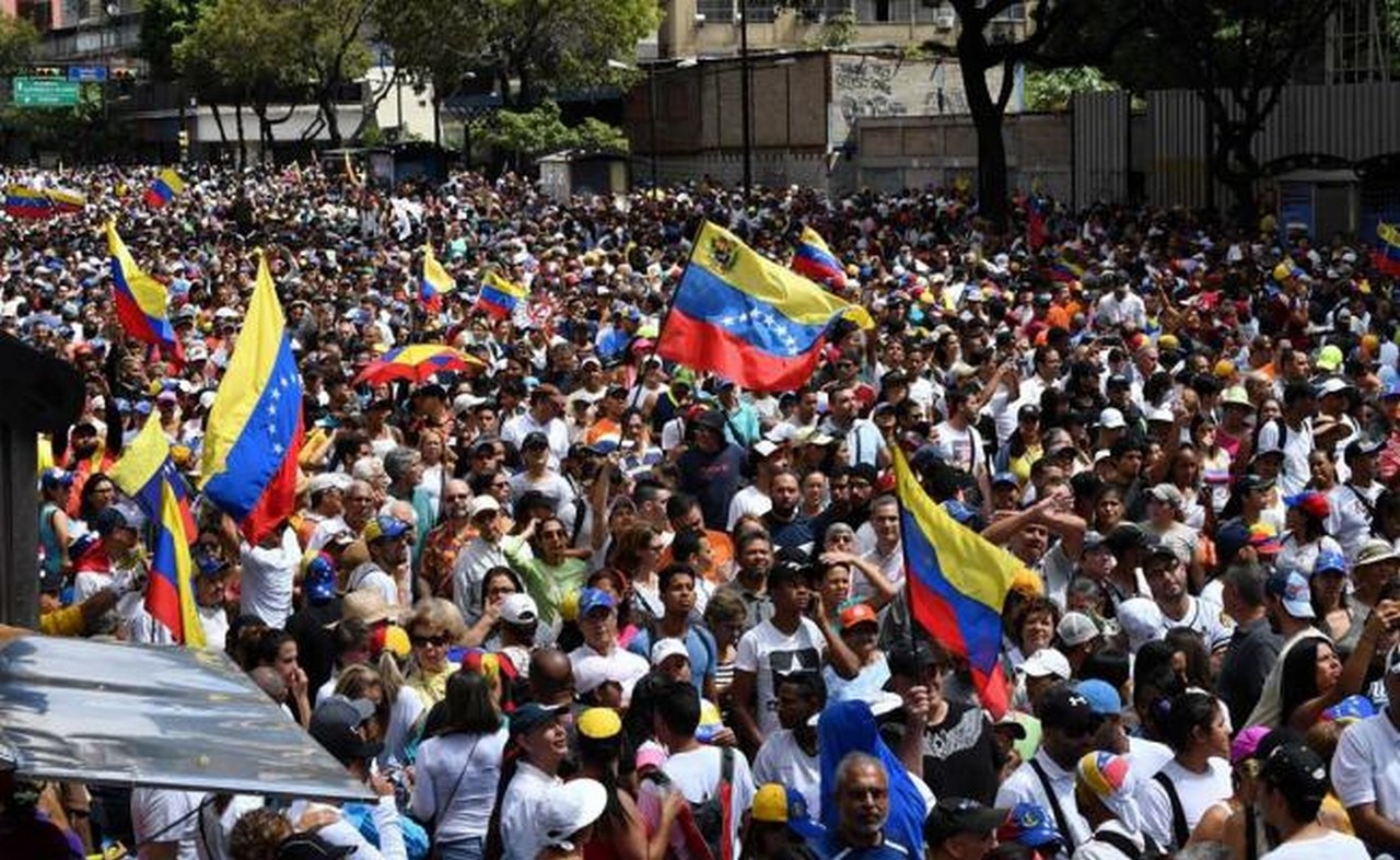 Opositores y simpatizantes de Maduro realizan "marcha por la patria" en Caracas
