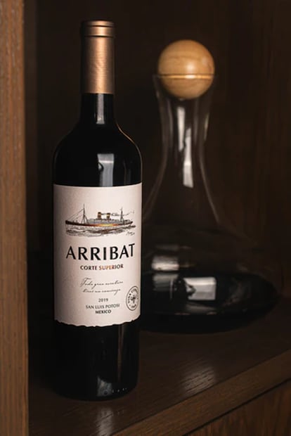 Vino tinto Arribat de la marca potosina Viña Cordelia. Foto: kovenspirits.com