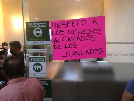 Jubilados y pensionados se manifiestan en las oficinas de la Secretaría de Finanzas de SLP