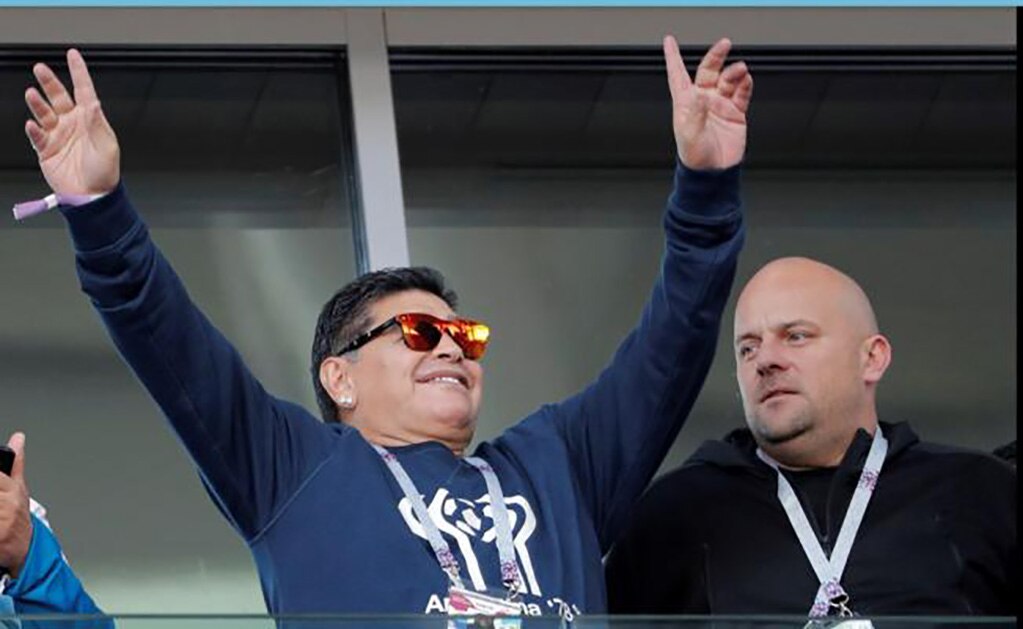 Palco de honor para Maradona en el Argentina vs Islandia