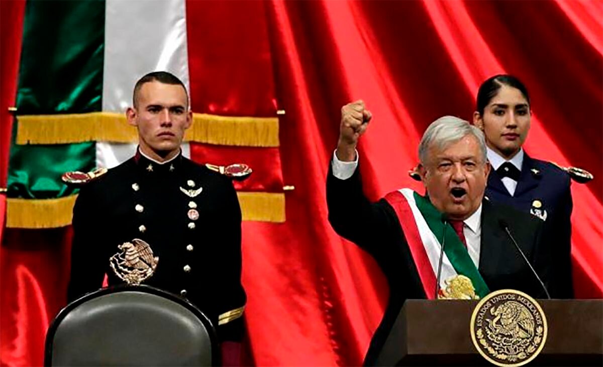 Cadete roba corazones en toma de protesta de AMLO