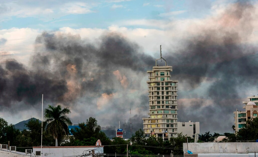 Fotografía del 17 de octubre de 2019 que muestra columnas de humo que salen de autos incendiados en la ciudad de Culiacán. (AP Foto/Héctor Parra)