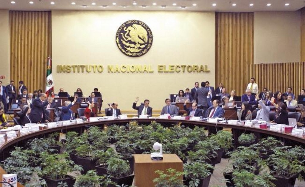  Acusa López Obrador a INE de actuar de manera facciosa