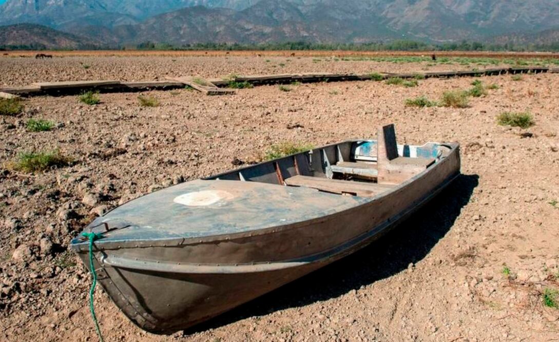 Un bote abandonado en la Laguna Aculeo, a unos 70 kilómetros al sur de Santiago. Este lugar, que por décadas fue una importante atracción turística, hoy es uno de los símbolos de la sequía. que afecta a ese país (Foto: Getty Images)