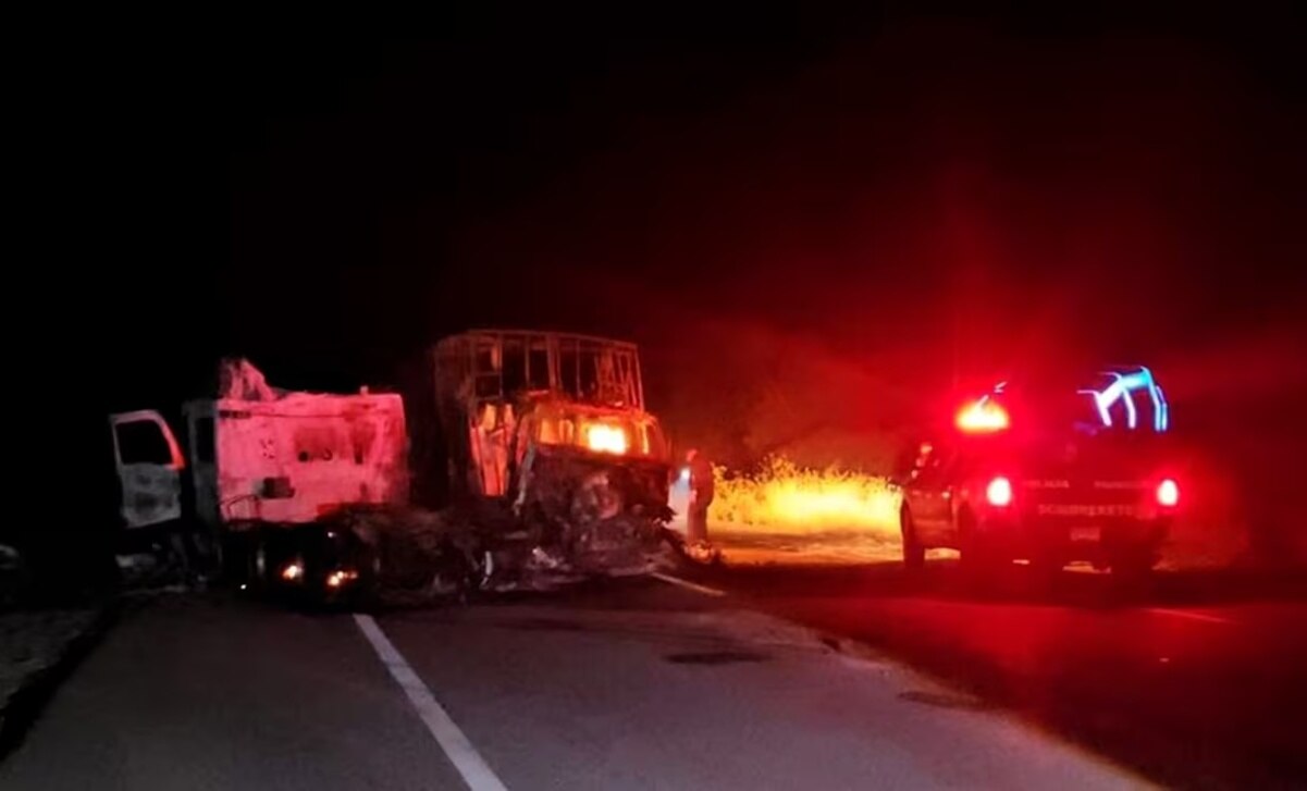 Zacatecas amanece con bloqueos carreteros e incendios de camiones en seis municipios. Foto: Especial