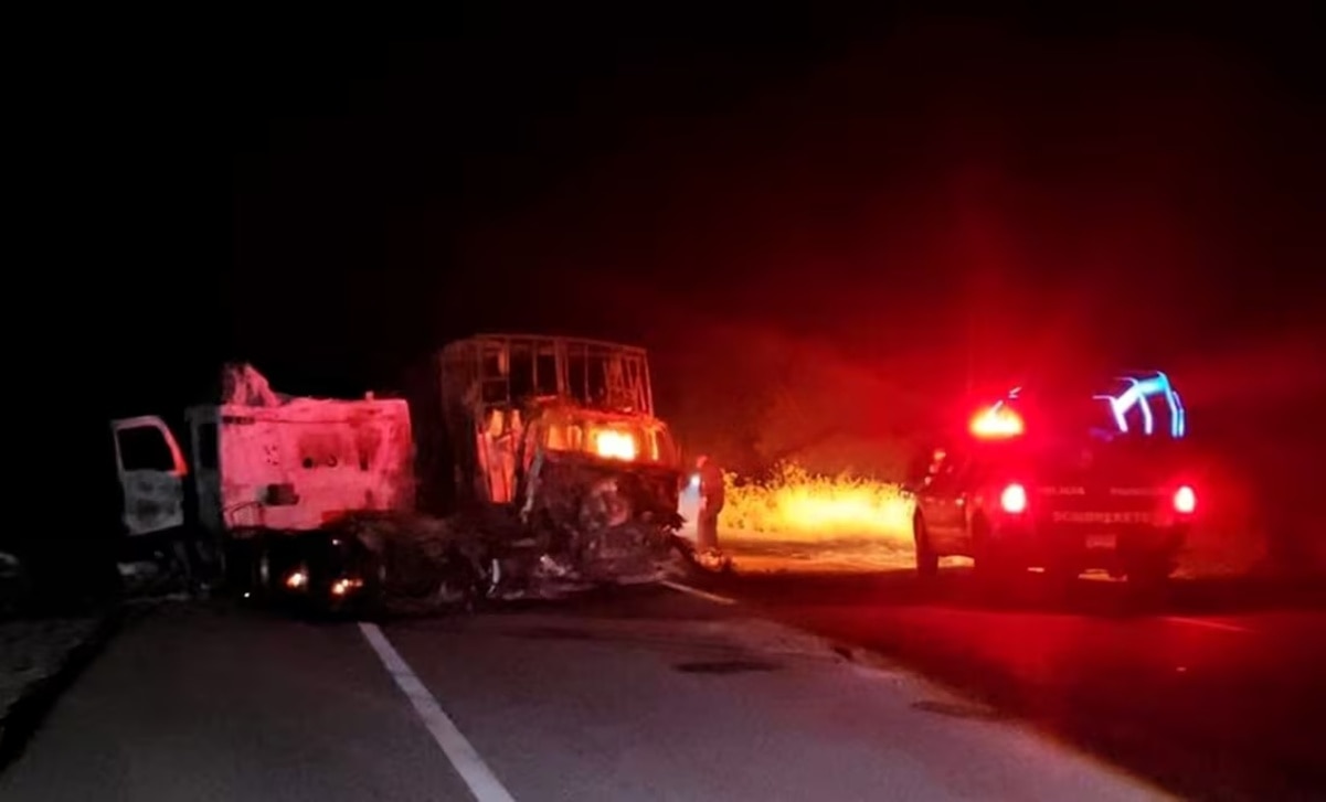 Zacatecas amanece con bloqueos carreteros e incendios de camiones en seis municipios