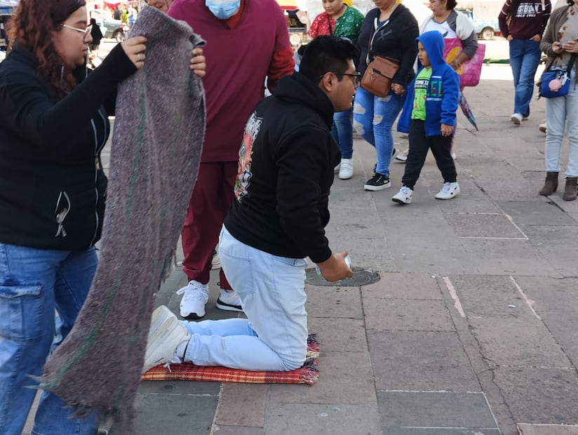 Los fieles de la Virgen de Guadalupe llegan a rodillas a la Basílica de SLP