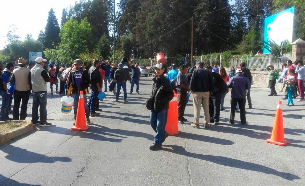 Manifestantes bloquean nuevamente oficinas de Interapas