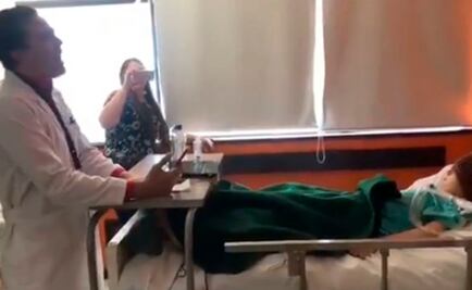 “Recuérdame, no llores por favor, te llevo en mi corazón”: doctor le canta a paciente en Sonora