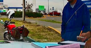 Cesan a elemento de la Policía Vial de SLP tras investigación por presunto acto de corrupción captado en video