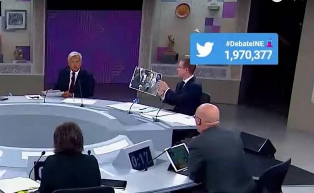 Momento en que Anaya muestra fotografía de AMLO con EPN, que resultó ser de 2012 FOTO: ESPECIAL