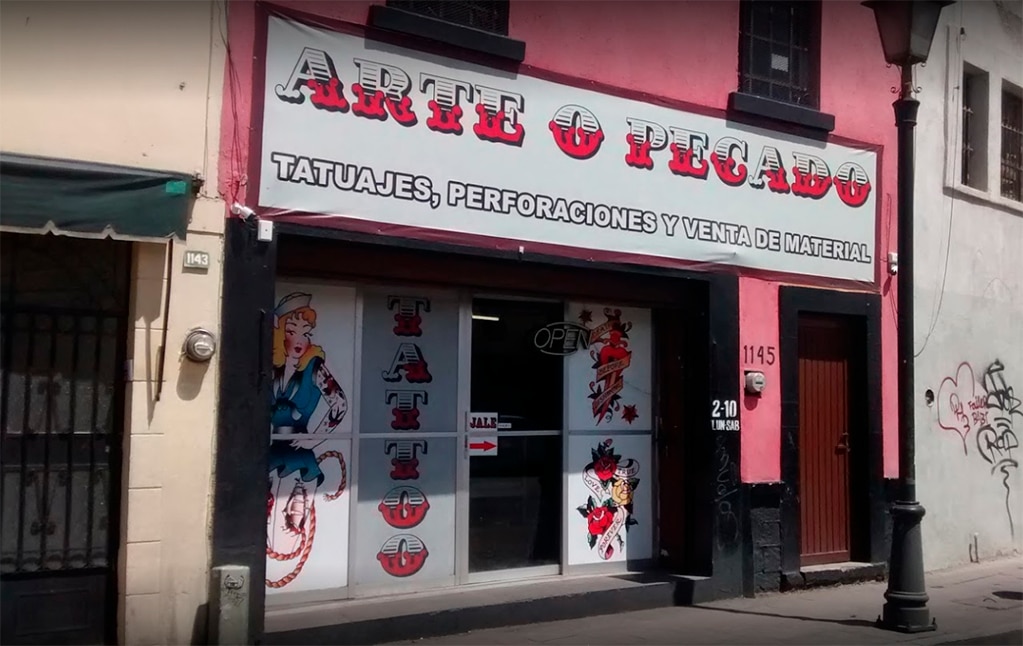 Sujetos encapuchados asaltan tienda de tatuajes