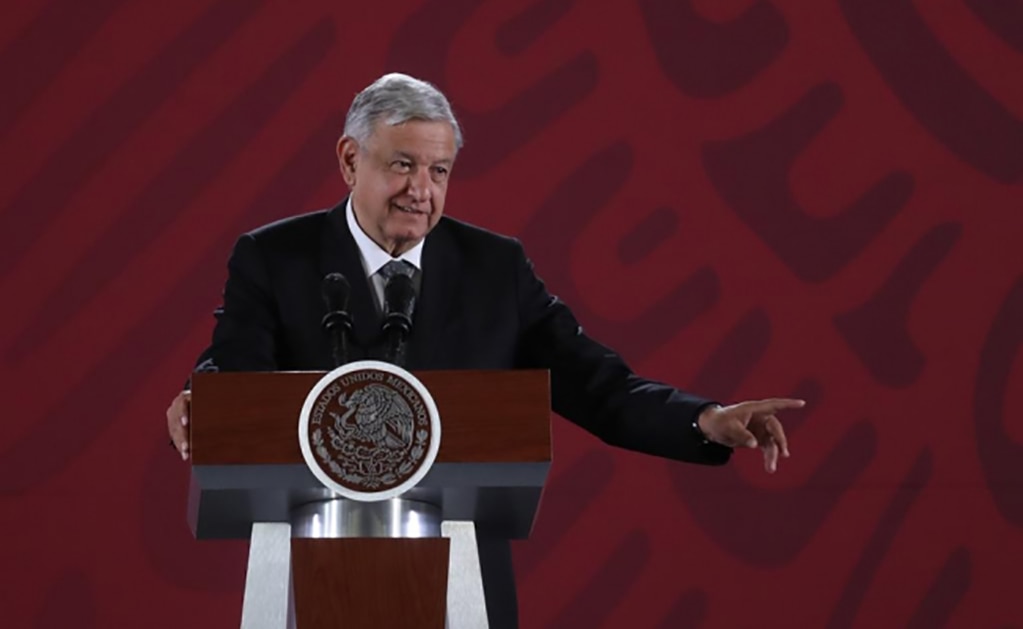 AMLO distribuye 10 mil ejemplares del Plan Nacional de Desarrollo