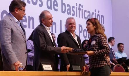 JMCL encabeza entrega de nombramientos de basificación a docentes