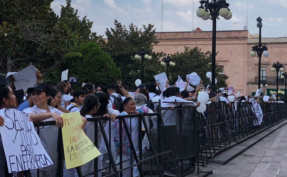 Marchan enfermeras y enfermeros en SLP ante incertidumbre del sistema IMSS Bienestar