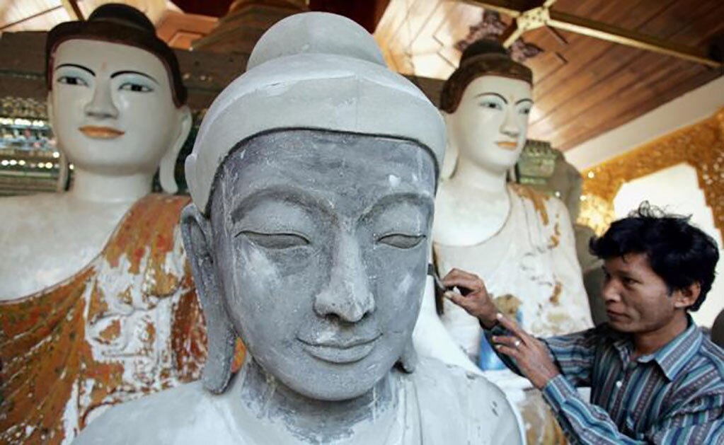 Un hombre trabaja en la construcción de una estatua de Buda. Foto: Reuters/Sukree Sukplang, archivo