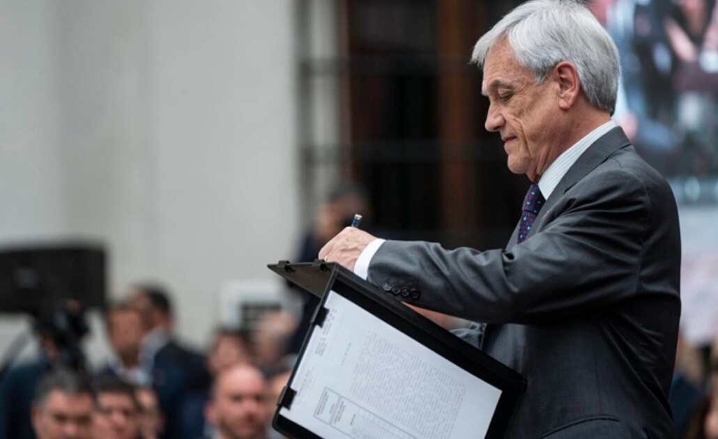 Firma Piñera ley para convocar a plebiscito sobre nueva Constitución en Chile