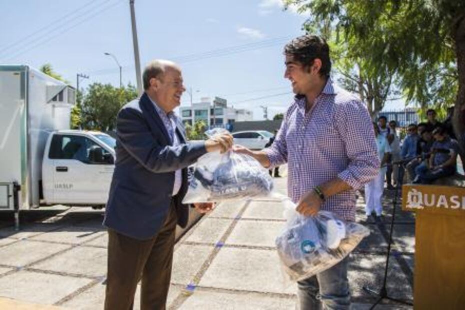 UASLP entrega unidad móvil de salud