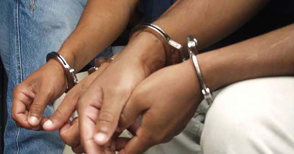 Tres sujetos desvalijaban un auto, fueron asegurados