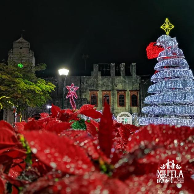 Este 2022, y después de dos años de restricciones por la pandemia, diversos municipios potostinos han hecho un gran esfuerzo con sus adornos navideños para brindar calidez a sus ciudadanos y atraer al turismo. En foto, el árbol navideño de la plaza principal del pueblo mágico de Xilitla. Fotos. Tomadas de Facebook de los municipios