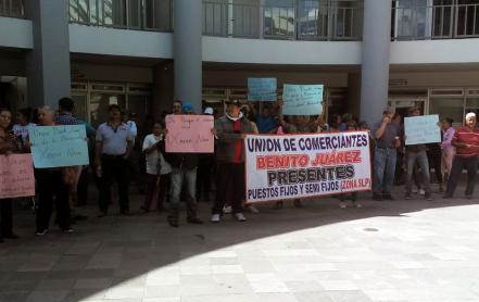 Comerciantes dan bienvenida a Xavier Nava