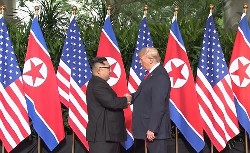 Trump y Kim Jong Un se dan histórico apretón de manos