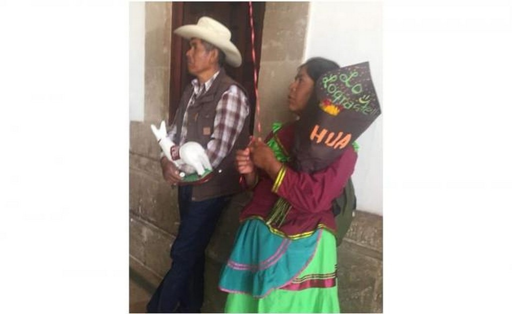 "Lo lograste hija"; foto de padres de graduada conmueve en redes sociales