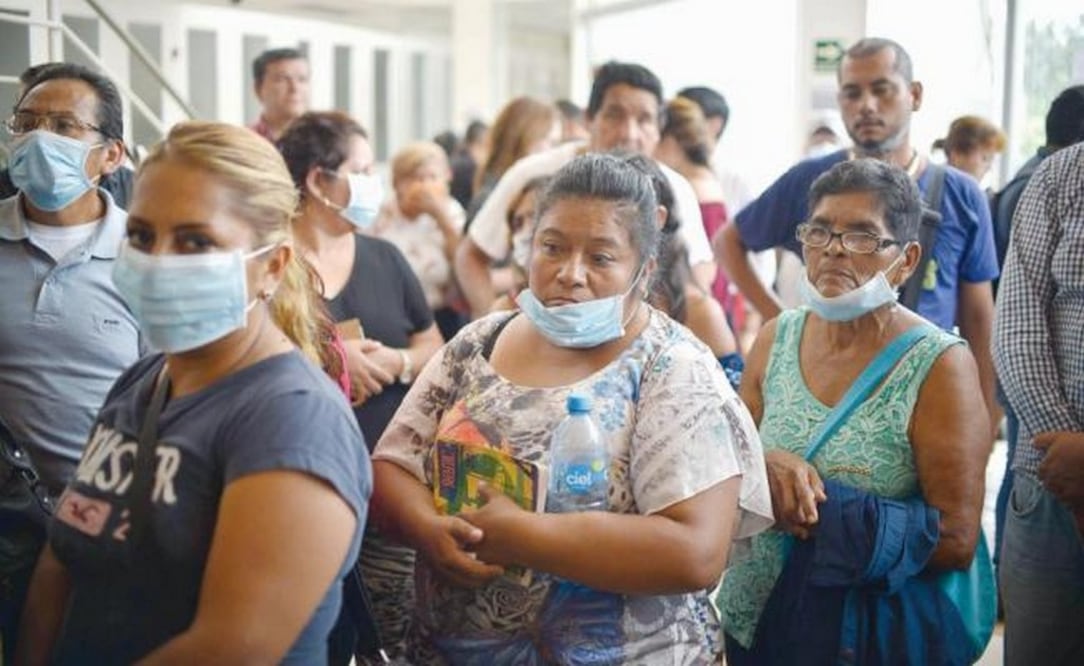 Familiares de desaparecidos acuden a Servicios Periciales a mirar el catálogo de prendas halladas en la fosa y tratar de ubicar si pertenecen a sus seres queridos. Foto: ALBERTO ROA. CUARTOSCURO