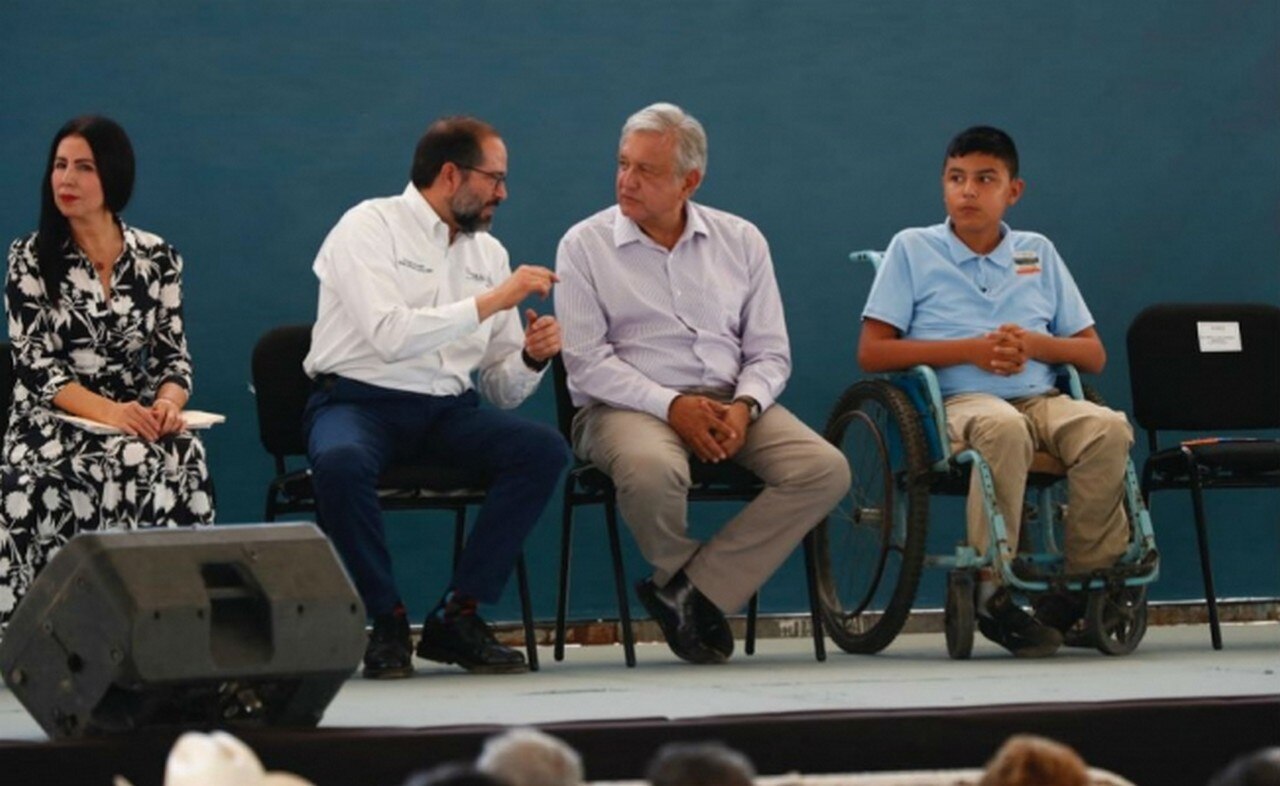 AMLO y gobernador de Colima en entregar apoyos del programa de Bienestar. Foto: Yadín Xolalpa