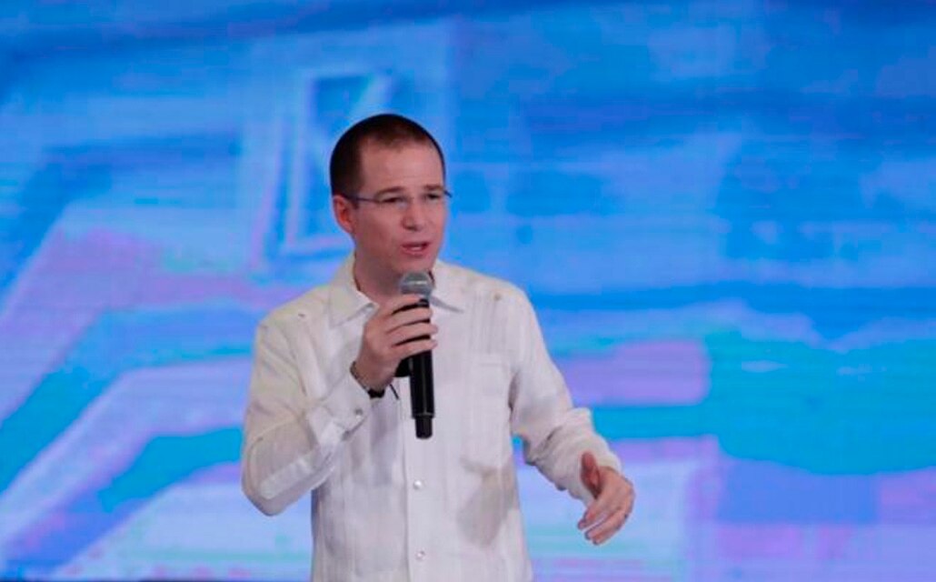 Ante banqueros, cuestionan a Anaya por lavado de dinero y relación con Barreiro