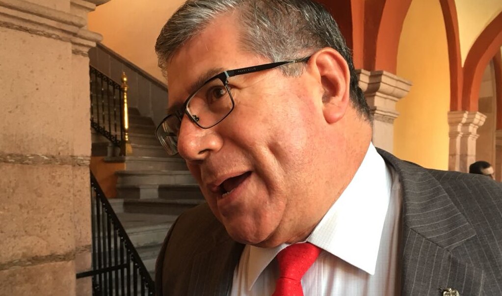 Contendiente a la rectoría de la UASLP exige piso parejo