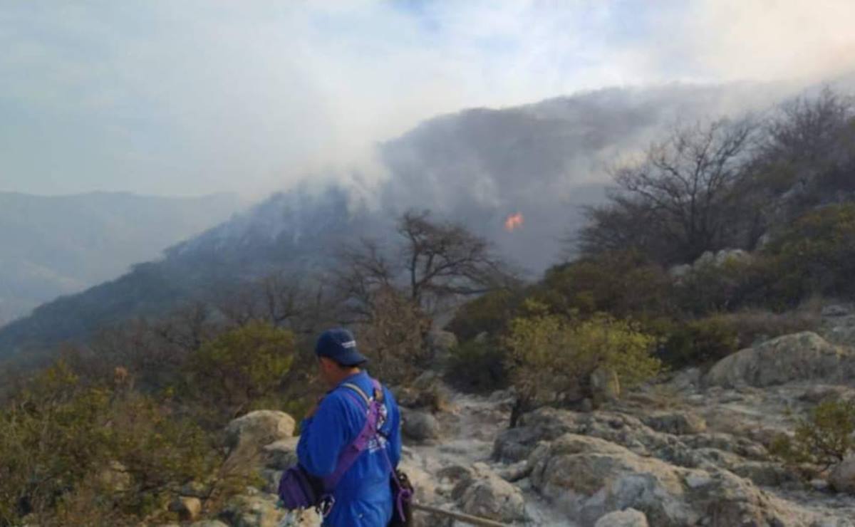 Combaten incendio en la Sierra de San Miguelito; fuego inició en la Mesa de los Conejos