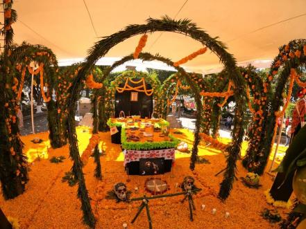 En vísperas de Día de Muertos, homenajean a “Sax” con un altar de 4 metros de alto en su natal Soledad