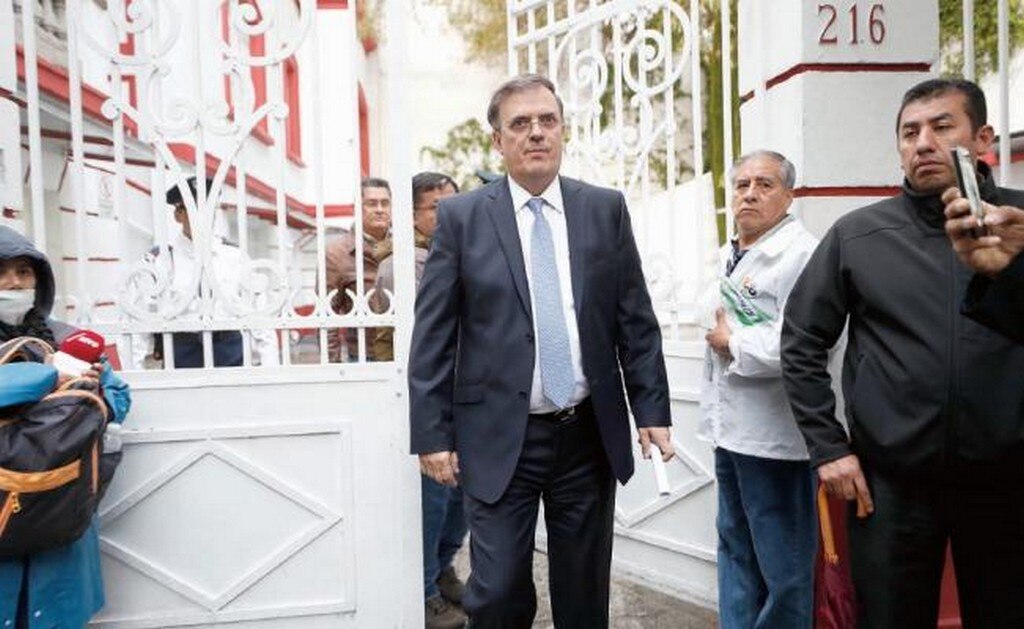 Marcelo Ebrard, propuesto como próximo canciller, se reunió ayer con el titular de la SRE, Luis Videgaray para acordar la transición. Foto: IRVIN OLIVARES. ELUNIVERSAL