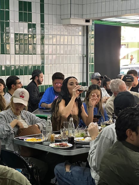 Katy Perry comiendo tacos en una taquería de la Ciudad de México. Foto: FB@ Franco Basurto