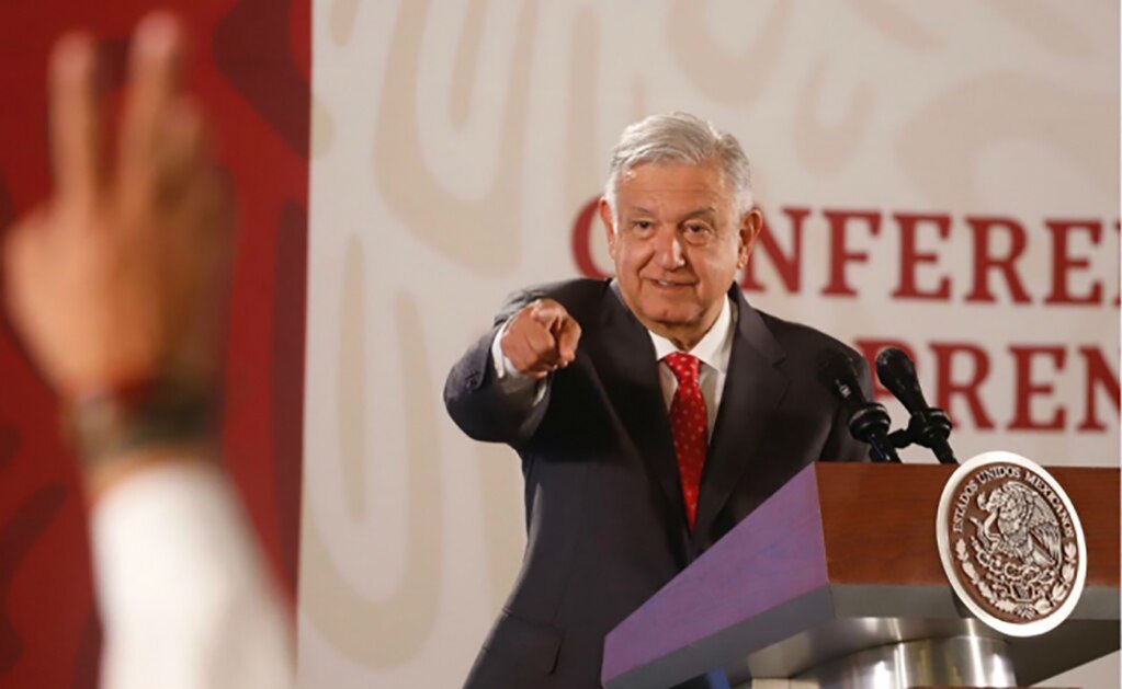 AMLO pide a alcaldes de oposición protestar con eficacia política y sin violencia