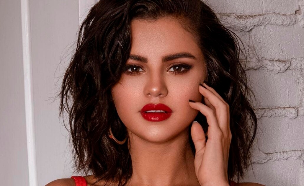 Selena Gomez diseña bikini para cubrir cicatriz