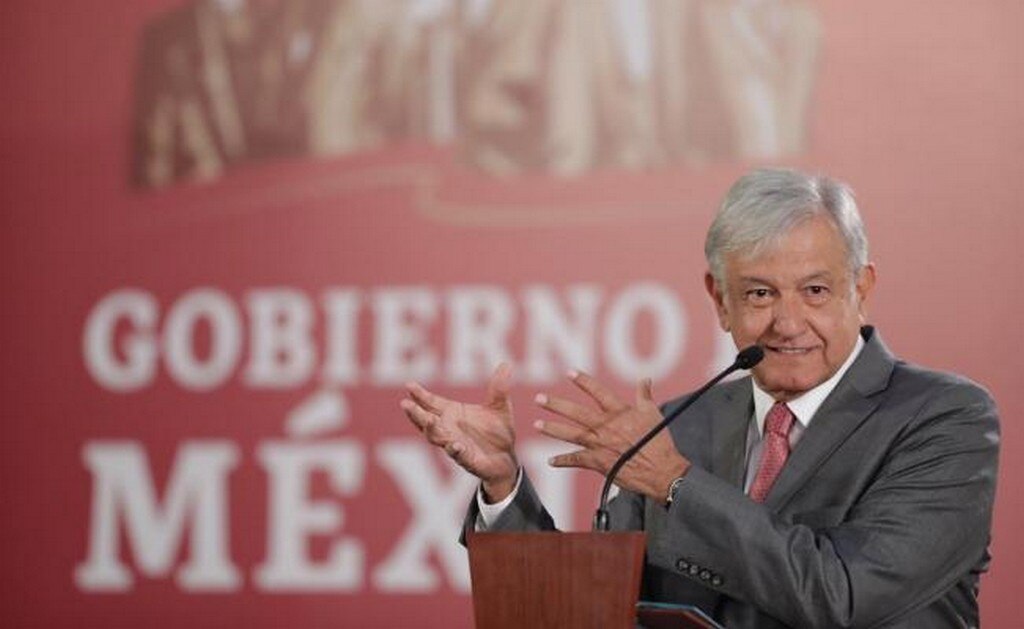 AMLO analiza federalizar la educación y salud