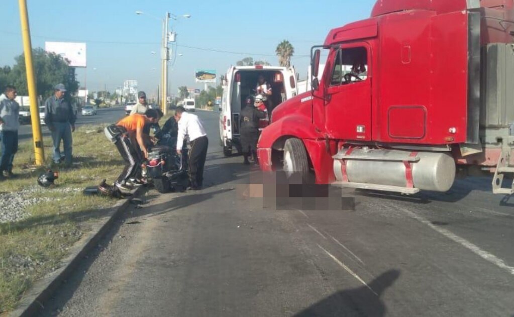 Pipa de agua arrolla a motociclista sobre carretera a Matehuala 