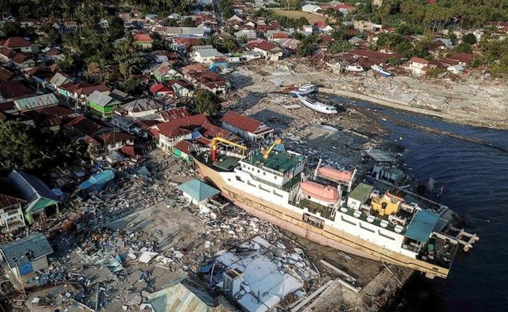  Indonesia entierra en fosas comunes a víctimas de sismo y tsunami