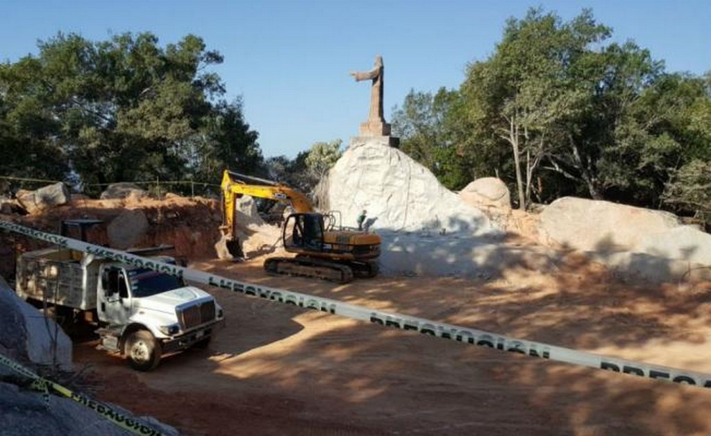  Profepa clausura construcción de "El Cristo de la Paz" en Acapulco
