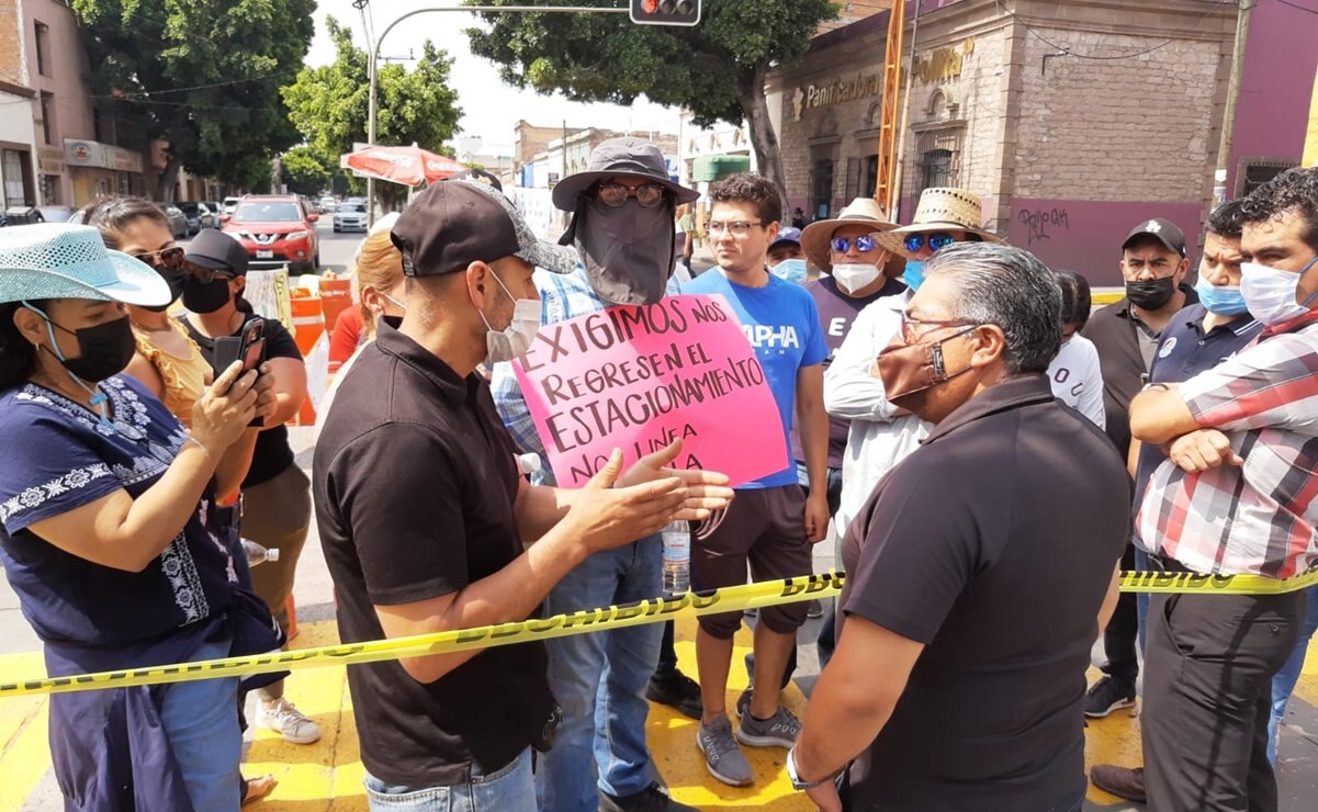 Vecinos y locatarios bloquean avenida Damián Carmona; exigen área de estacionamiento