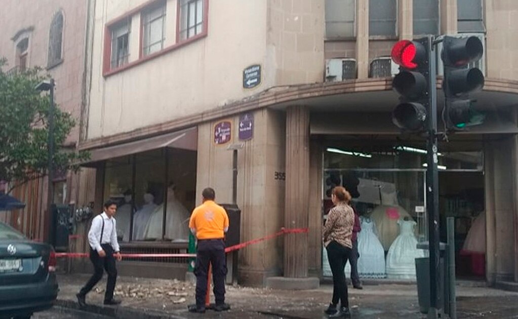 Se desploma cornisa en Carranza