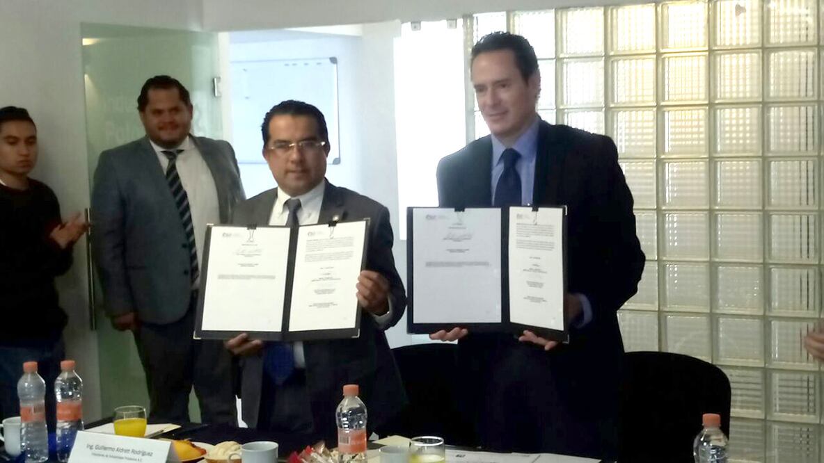 Guillermo Aldrett y Manuel Lozano, presidente de IPAC y Secretario de Trabajo en SLP, respectivamente.