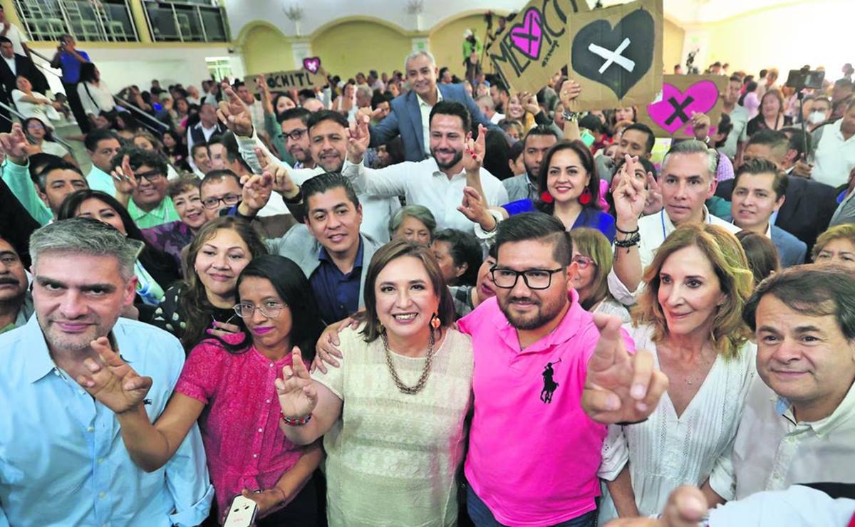 Xóchitl Gálvez Ruiz, candidata presidencial de Fuerza y Corazón por México, se reunió con transportistas y vecinos de la colonia Jardines del Tepeyac, en Ecatepec, que padece altos índices delictivos. Foto: de Berenice Fregoso. El Universal.
