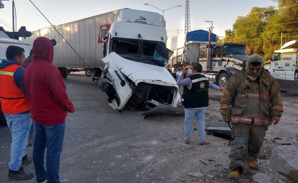 La volcadura del tráiler tuvo lugar en Periférico Oriente, a la altura de la comunidad El Zapote. Foto: Especial
