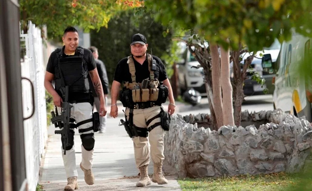 Policías realizan un recorrido por los alrededores del Colegio Cervantes de Torreón, Coahuila, donde un menor de edad presuntamente disparó a sus compañeros y su maestra. Foto: Reuters