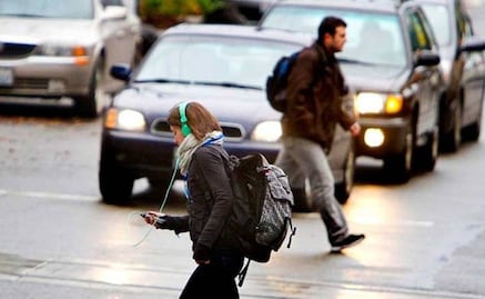 Usar el celular al caminar altera la estabilidad del cuerpo, advierte la UASLP